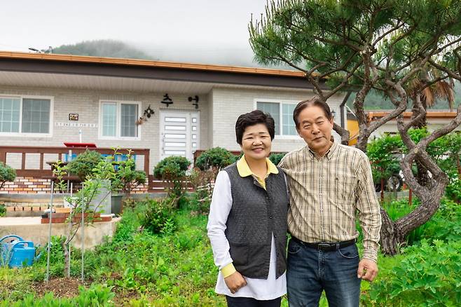 강진군 이주 후 푸소를 운영하고 있는 부부. 사진제공ㅣ강진군