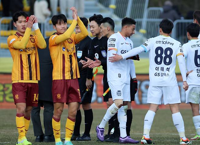 2일 광주축구전용구장에서 열린 프로축구 K리그1 광주FC와 FC서울의 경기. 광주 선수들이 경기를 승리로 마치고 기뻐하고 있다. 2024.3.2  연합뉴스