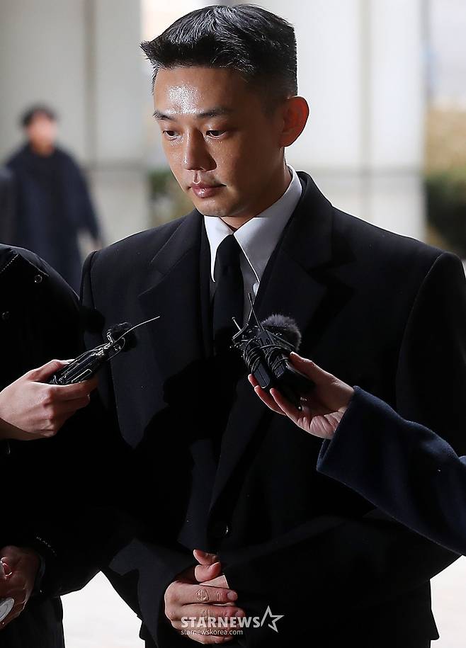 마약류 관리에 관한 법률 위반(향정) 등 혐의로 기소된 배우 유아인(본명 엄홍식)이 5일 오후 서울 서초구 중앙지법에서 열린 공판에 출석하고 있다. 유아인은 지난해 10월 프로포폴 상습 투약, 타인 명의 수면제 불법 처방 매수, 대마흡연 및 교사, 증거인멸교사 등 혐의로 불구속 기소됐다. 2024.03.05 /사진=김창현