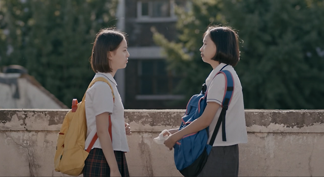 영화 <벌새>에서 14세 소녀 은희(왼쪽)와 친구 지숙이 이야기를 나누고 있다.  <벌새> 갈무리