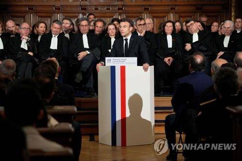 (AFP 연합뉴스) 에마뉘엘 마크롱 프랑스 대통령이 지난해 3월8일 세계 여성의 날을 맞아 지난 2020년 7월 별세한 여성 인권 운동가 지젤 알리미를 추모하는 연설을 하고 있다. 이 자리에서 마크롱 대통령은 헌법에 낙태할 자유를 명시하겠다고 약속했다.