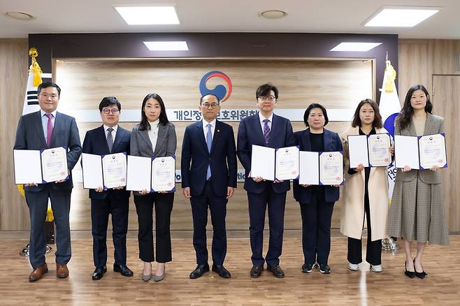 분쟁조정위원회 신규 위촉 위원 고학수 개인정보보호위원회 위원장(왼쪽에서 네번째)이 5일 서울 종로구 정부서울청사에서 분쟁조정위원회 신규 위촉 위원들과 기념촬영을 하고 있다. [개인정보보호위원회 제공]