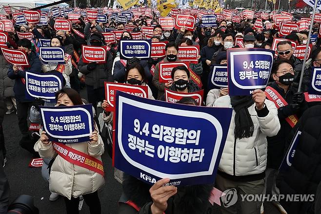 손팻말 든 집회 참가자들 (서울=연합뉴스) 윤동진 기자 = 3일 오후 서울 여의도공원 옆 여의대로 인근에서 열린 의대정원 증원 및 필수의료 패키지 저지를 위한 전국의사 총궐기대회에서 참석자들이 의료 탄압 중단 등을 촉구하는 내용의 손팻말을 들고 있다. 2024.3.3 mon@yna.co.kr