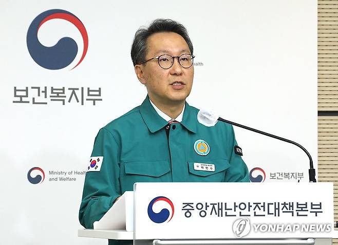 복지부 "3개월 면허정지 받으면 전문의 취득 1년 이상 늦어질 것" (세종=연합뉴스) 배재만 기자 = 중앙재난안전대책본부 제1총괄조정관인 박민수 보건복지부 2차관이 4일 오전 정부세종청사에서 열린 의사 집단행동 중앙재난안전대책본부 브리핑에서 전공의들의 복귀 시한이 지난 가운데 정부가 집단행동 핵심 관계자들에 대해 엄정하고 신속하게 조치할 계획이라고 밝히며 "정부의 업무개시명령을 위반하면 최소 3개월의 면허정지 처분이 불가피하다"고 밝히고 있다. 2024.3.4 scoop@yna.co.kr