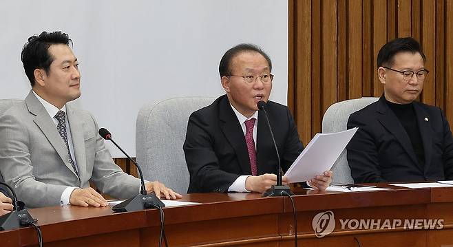 회의하는 윤재옥 원내대표 (서울=연합뉴스) 한상균 기자 = 국민의힘 윤재옥 원내대표가 5일 국회에서 원내대책회의를 하고 있다. 2024.3.5 xyz@yna.co.kr