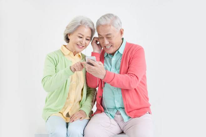 나이들어서도 정신을 젊게 유지하는 데는 음악 듣기나 웃기 등이 도움이 된다. [사진=클립아트코리아]