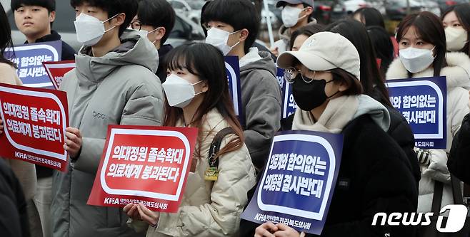 전라북도 의사회 회원들과 의대생들이 22일 전북 전주시 전주종합경기장 앞 백제대로에서 '의대정원증원, 필수의료 패키지' 저지를 위한 궐기대회를 펼치고 있다. 2024.2.22/뉴스1 ⓒ News1 유경석 기자