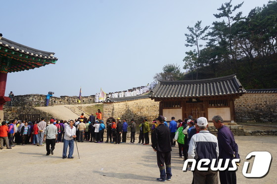 고창군이 유구한 역사문화와 청정자연의 교육적 가치에 초점을 맞춰 ‘전국 수학여행단 유치’에 나선다. 사진은 고창읍성(뉴스1/DB)ⓒ News1