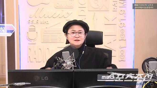 지난 4일 라디오 진행하는 김신영 모습. 사진 출처=MBC '보이는 라디오'