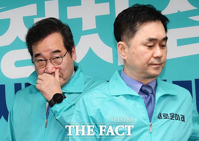 책임위원회의 참석하는 이낙연 공동대표(왼쪽)와 김종민 공동대표.