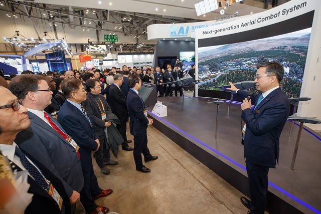 KAI 김지홍 미래융합기술원장이 부스를 방문한 주요 내빈에게 설명을 하고 있다. /KAI 제공