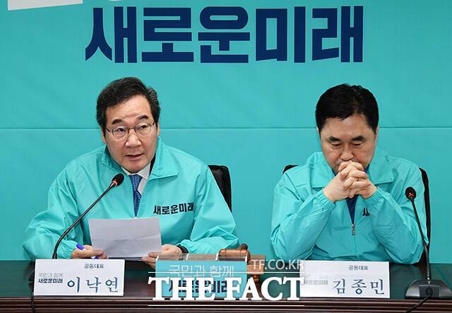이낙연 새로운미래 공동대표(왼쪽)가 6일 오전 서울 여의도 새로운미래 당사에서 열린 책임위원회의에 참석해 모두발언을 하고 있다. 민주당 탈당파 '민주연대'는 7일 새로운미래와 연대 방침을 밝힐 예정이다./배정한 기자