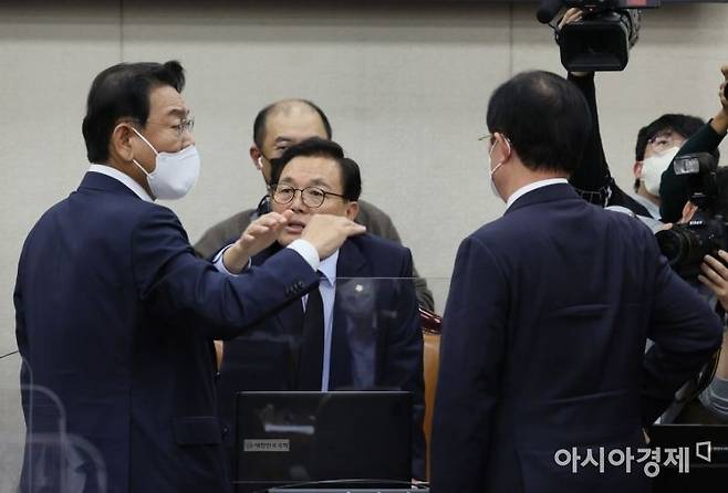 16일 국회에서 열린 행전안전위원회 전체회의에서 이채익 위원장이 김교흥 더불어민주당 간사, 이만희 국민의힘 간사와 이야기를 나누고 있다. 행안위는 이상민 행안부 장관 업무추진비와 경찰국 관련 예산 삭감을 두고 여야간 고성이 오가다 정회 했다./윤동주 기자 doso7@