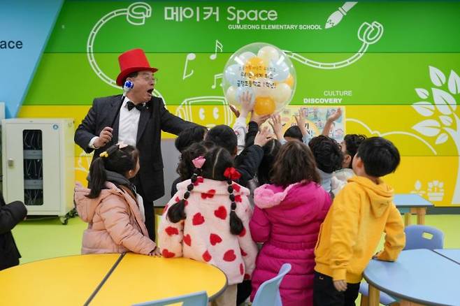 마술사 복장을 한 하윤수 부산교육감이 6일 늘봄학교를 방문해 재능기부 활동을 벌이고 있다.