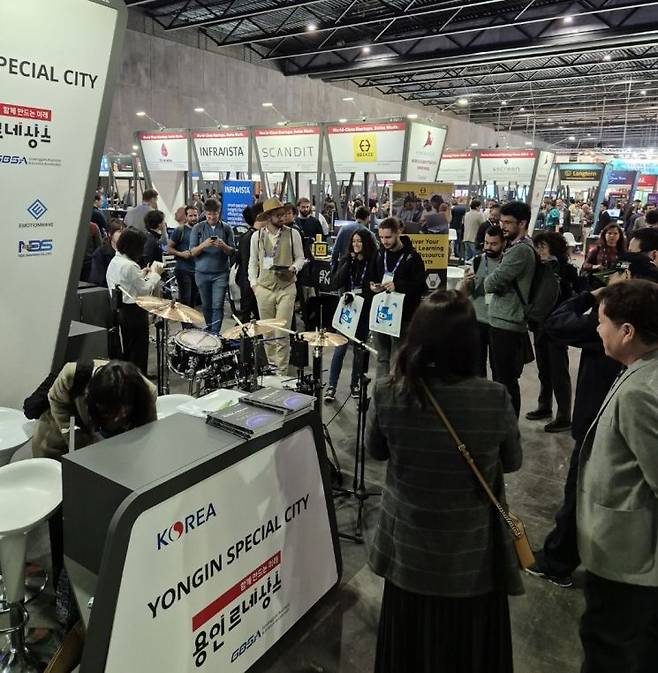 MWC 2024 용인시 공동관에 부스를 마련한 이모션웨이브 관계자들이 전시회에서 지능형 사물인터넷을 활용한 악기 연주를 선보이고 있다. [사진제공=용인시]