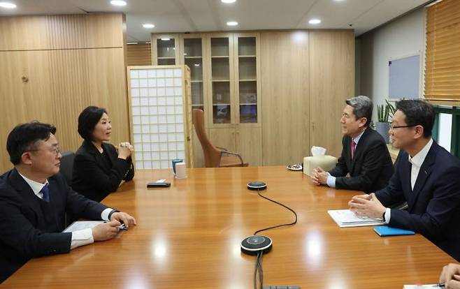 5일 중소기업기술정보진흥원에서 오영주 중기부 장관을 만나 글로벌 혁신특구 공모에 포항시가 반드시 선정될 수 있도록 적극 건의하는 이강덕 시장.