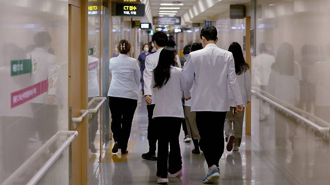의대 정원 증원에 반발한 전공의들이 진료 거부를 이어가고 있는 지난 5일 오전 서울시 한 병원에서 의료진이 이동하고 있다. /뉴스1