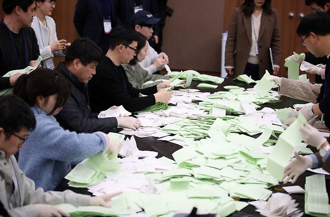 지난 6일 오후 대구 북구 엑스코에서 열린 '제22대 국회의원선거 개표 최적화 특별교육'에 참여한 대구시선거관리위원회와 구·군 선관위 관계자들이 수작업 개표 등 모의개표 실습을 하고 있다. /뉴스1