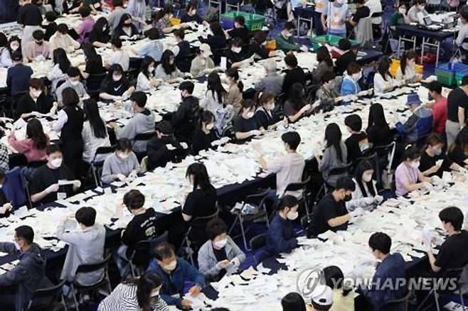 1일 오후 서울 동대문구 체육관에 마련된 제8회 전국동시지방선거 개표소에서 관계자들이 개표작업을 하고 있다.ⓒ연합뉴스