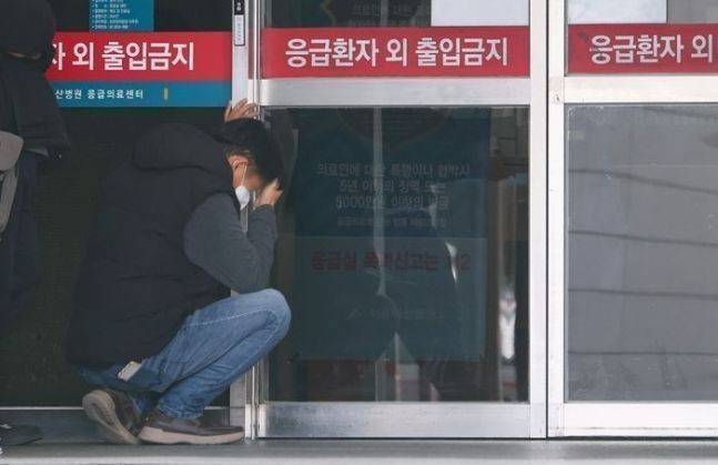 정부의 의과대학 증원에 반발한 전공의들이 집단 사직한지 일주일째인 지난달 26일 오전 서울 송파구 서울아산병원 응급의료센터를 찾은 한 시민이 대기하고 있다.ⓒ뉴시스