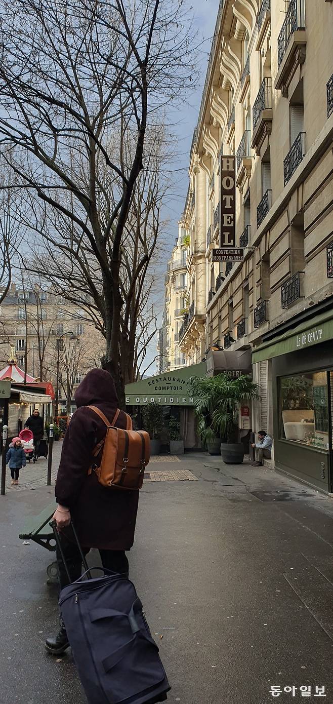 프랑스 파리 도심의 호텔 앞을 한 여행객이 지나치고 있다. 파리=조은아 특파원 achim@donga.com