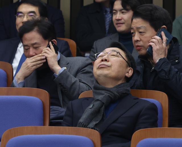 지난 2월 27일 더불어민주당 윤영찬 의원이 서울 여의도 국회에서 열린 의원총회에서 눈을 감은 채 의자에 몸을 기대고 있다. 뉴스1