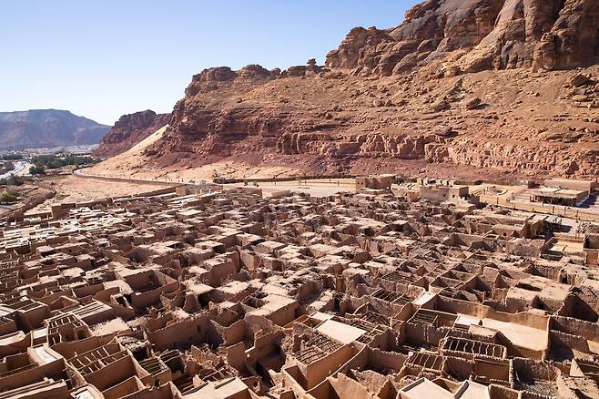 알울라 올드타운. 900여채에 이르는 집이 옹기종기 모여 있다. 지금은 주택 대부분이 비어 있고 일부는 카페, 박물관으로 쓴다.