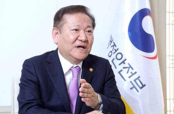 이상민 행정안전부 장관은 “선거 지원 주무 장관으로 처음 치르는 총선이 승자든, 패자든 승복할 수 있는 투명한 선거로 치러져야 한다는 강한 의무감에 선관위의 자체 개선 노력을 적극 지원하고 있다” 고 강조했다. 강정현 기자