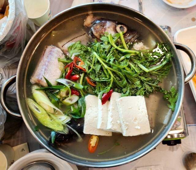 ▲ 러시아산 냉장명태(생태)가 3월 1일부터 강원 동해항에 매주 7t이상씩 반입, 동해·강릉을 비롯해 수도권 등 전국에 본격 유통되면서 일본에만 의존해 오던 생태·가리비 등 신선·활수산물의 공급을 대체하기 시작했다. 생태탕 모습. 전인수