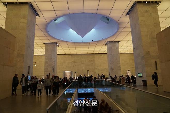 카이로의 국립이집트문명박물관에는 람세스 2세, 하트셉수트 등 주요 파라오들의 미라를 모아 보존·전시하는 특별 전시실이 있다. 내부 사진 촬영이 금지된 미라 특별실은 박물관 전시실 지하에 마련돼 별도의 출입구(사진 가운데)를 통해 들어갈 수 있다. 도재기 선임기자