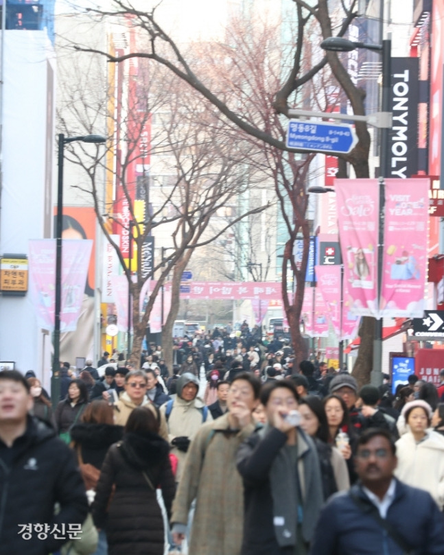 지난달 8일 상권 회복세가 두드러진 명동 거리가 내외국인 관광객들로 붐비고 있다. 정효진 기자