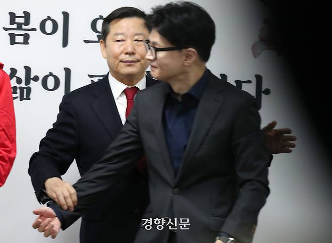 한동훈 국민의힘 비대위원장과 이철규 국민의힘 공동 인재영입위원장이 지난달 5일 여의도 당사에서 열린 인재영입식에서 서로 자리를 양보하고 있다. 박민규 선임기자
