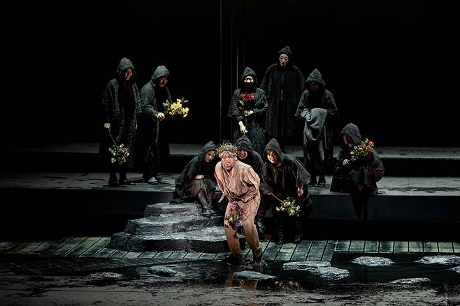 A scene from changgeuk "Lear" (National Theater of Korea)