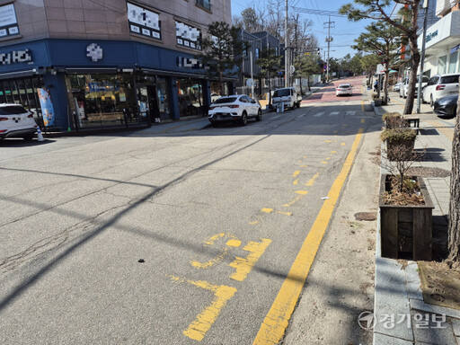 남양주시 별내동 삼육대학교 후문 앞 도로의 주정차금지구역과 횡단보도 도색이 대부분 지워져 있다. 이대현기자