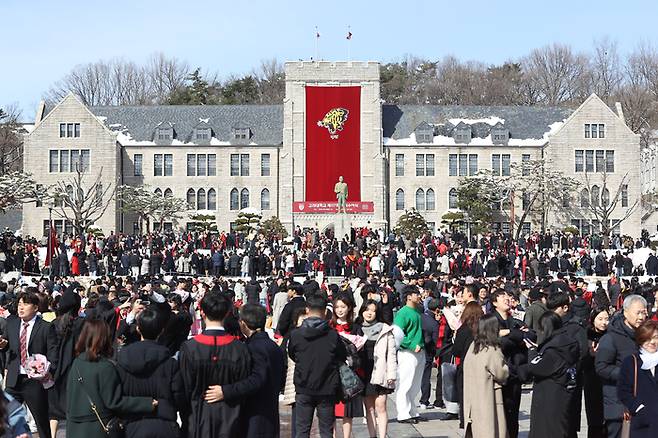 서울 성북구 고려대학교 교정에서 졸업생과 가족들이 기념촬영을 하고 있다. 사진은 기사 내용과 관련 없음. [사진 출처 = 연합뉴스]