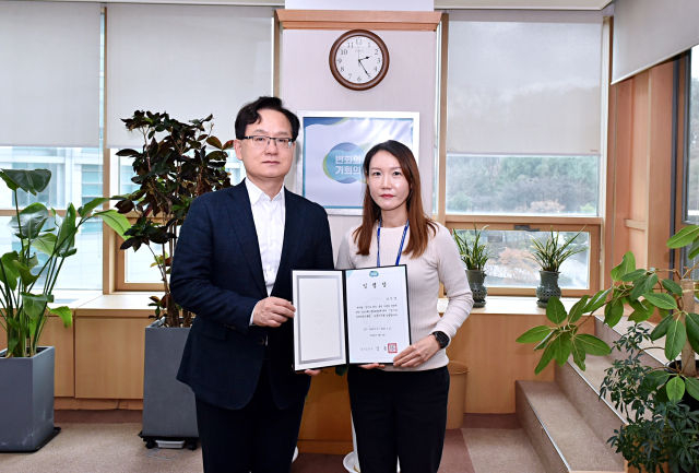 강성천 경과원장(왼쪽)이 제3대 노동이사로 임명된 남인영 안전관리실 과장에게 임명장을 전달하고 있다./사진제공=경과원