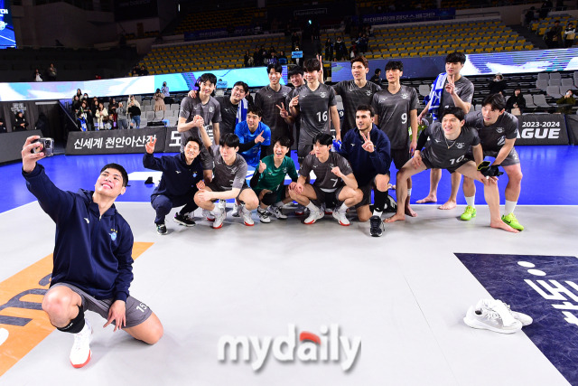 대한항공 에스페호가 자신을 배경으로 셀카를 찍고 있다 / 한국배구연맹.