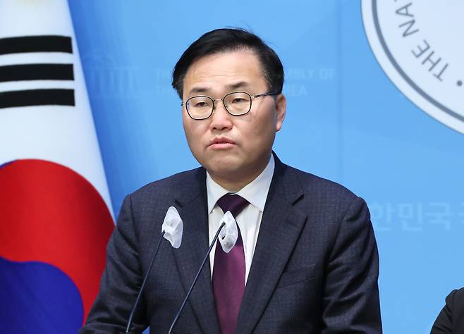 홍석준 국민의힘 의원이 6일 국회 소통관에서 당의 컷오프(공천배제) 결정에 대한 입장을 밝히고 있다. 홍 의원은 "당 공관위의 결정을 받아들일 수 없다"며 "이의신청을 하겠다"고 밝혔다. [연합]