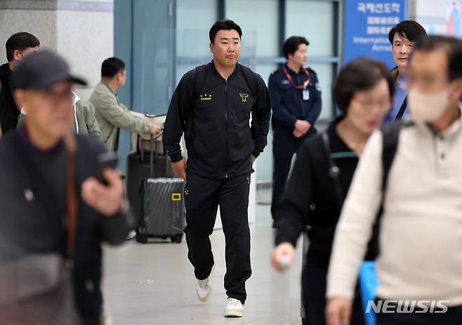 [인천공항=뉴시스] 조성우 기자 = 이범호 KIA 타이거즈 감독이 일본 오키나와에서 스프링캠프를 마치고 6일 오후 인천국제공항 제1여객터미널을 통해 귀국하고 있다. 2024.03.06. xconfind@newsis.com