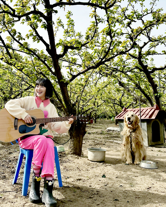 가수 자두(본명 김덕은)는 KBS ‘6시 내고향’에 출연하며 전국 농촌 방방곡곡을 누비고 있다. 강원 양양에서 진행된 촬영 도중 쉬는 시간에 기타를 잡은 김씨.
