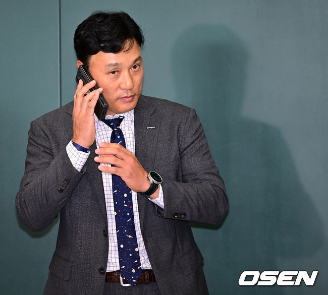 [OSEN=인천공항, 최규한 기자]두산 이승엽 감독이 입국한 뒤 취재진과 인터뷰를 마친 뒤 전화를 하고 있다. 2024.03.06 / dreamer@osen.co.kr