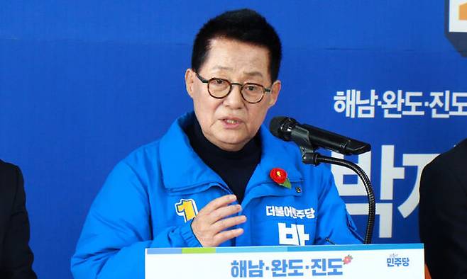 박지원 예비후보가 6일 전남 해남읍 선거사무실에서 기자회견을 열고 제22대 전남 해남·완도·진도 국회의원 선거구 출마를 선언하고 있다. 선거사무실 제공