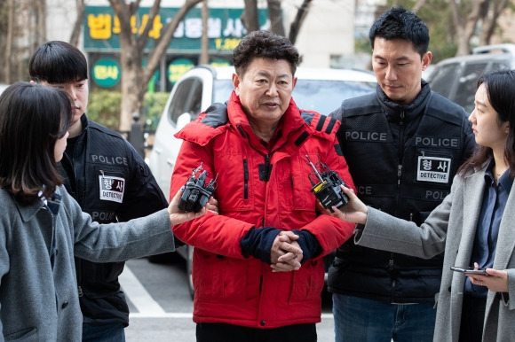 공천결과 반발해 분신 시도한 장일 전 국민의힘 예비후보 “노원갑 공천은 사천” - (서울=뉴스1) 유승관 기자 = 공천심사 결과에 반발, 이틀 연속 분신을 시도한 장일 전 국민의힘 서울 노원을 당협위원장이 6일 서울남부지방법원에서 열린 현주건조물방화예비·특수공무집행방해 등 혐의 구속 전 피의자 심문에 출석하며 취재진 질문에 답하고 있다.  장 전 위원장은 지난 2일과 3일 서울 여의도 국민의힘 중앙당사 앞에서 자기 몸에 휘발유를 뿌려 분신을 시도, 경찰 공무집행을 방해한 혐의를 받는다. 2024.3.6/뉴스1