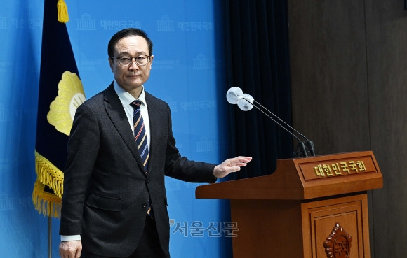 홍영표 더불어민주당 의원이 6일 서울 여의도 국회 소통관에서 탈당 기자회견을 마친 후 나서고 있다. 2024.3.6 오장환 기자