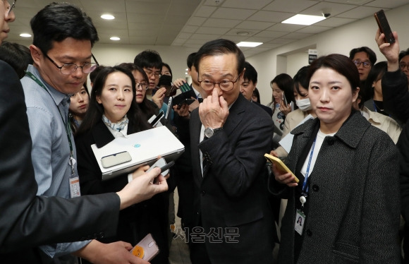 홍영표 더불어민주당 의원이 6일 서울 여의도 국회 소통관에서 탈당 기자회견을 마친 후 기자들의 질문을 들으며 퇴장하고 있다. 2024.3.6 오장환 기자