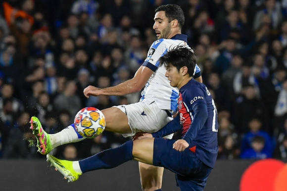 이강인 UCL 첫 도움, PSG 8강 진출 - 이강인(앞)이 5일(현지시각) 스페인 산세바스티안의 아노에타 스타디움에서 열린 2023~24 유럽축구연맹(UEFA) 챔피언스리그(UCL) 레알 소시에다드(스페인)와의 16강 2차전 경기 중 공을 다투고 있다. 이강인은 후반 11분 킬리안 음바페의 골을 도와 UCL 첫 도움을 기록했다.  산세바스티안 AP 뉴시스