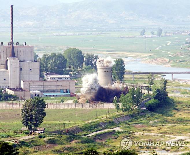 2008년 북한이 공개한 영변 원자로 냉각탑 폭파 장면  [연합뉴스 자료사진. 국내에서만 사용가능. 재배포 금지. For Use Only in the Republic of Korea. No Redistribution] photo@yna.co.kr