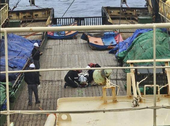 우리 선원 이송 준비하는 아르헨티나 해경 [해양경찰청 제공. 재판매 및 DB 금지]