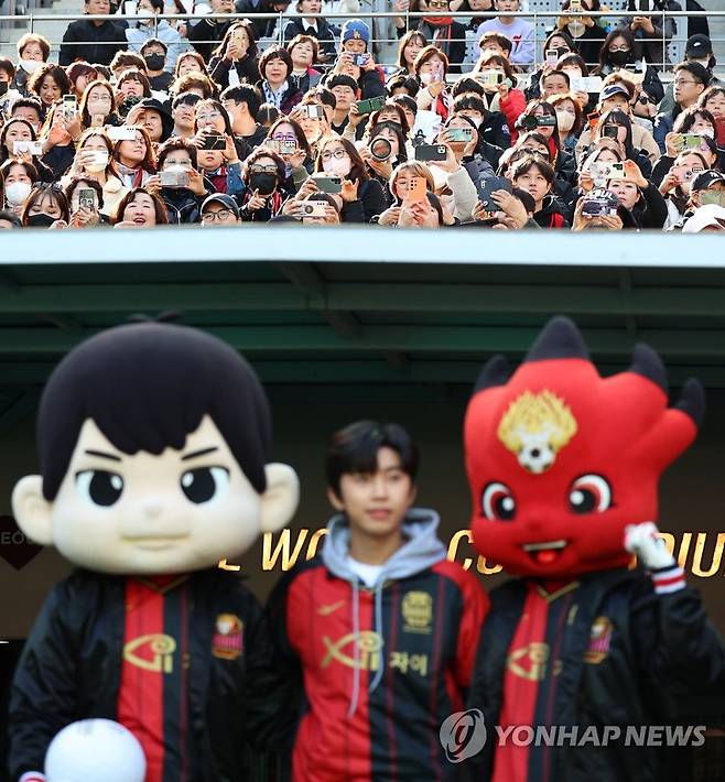 영웅을 기다리는 사람들 (서울=연합뉴스) 김도훈 기자 = 8일 오후 2023 프로축구 K리그1 대구FC와 FC서울의 경기가 열린 서울월드컵경기장에서 시축자로 나선 가수 임영웅을 기다리는 팬들이 휴대전화를 들고 임영웅의 입장을 기다리고 있다. 2023.4.8 superdoo82@yna.co.kr