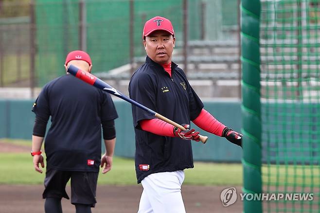 KIA 이범호 감독 (긴[일본 오키나와현]=연합뉴스) 서대연 기자 = KIA 타이거즈 이범호 감독이 24일 오전 일본 오키나와현 긴 구장에서 열린 2차 스프링캠프에서 배트를 들고 타격훈련을 지켜보고 있다. 2024.2.24 dwise@yna.co.kr